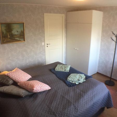 Dubbelrum Med Extrasaeng Pa Markplan I Lugnt Villaomrade Malmö Exterior foto